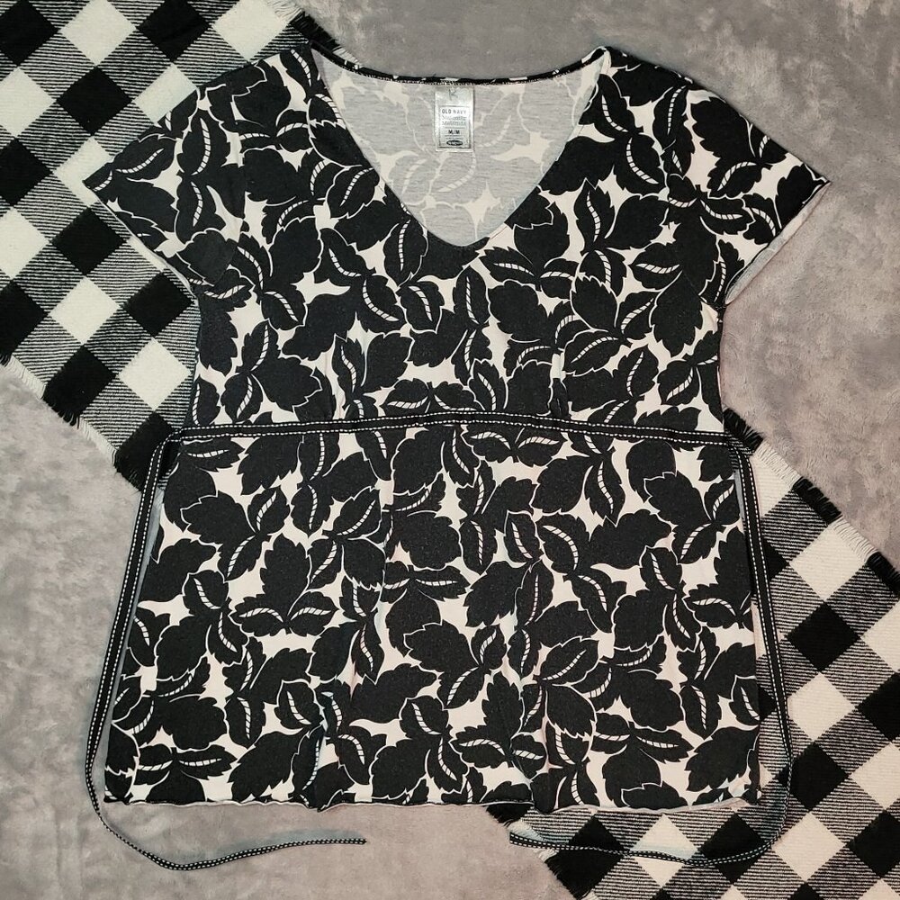 $1 | M | Old Navy | Floral V-Neck Maternity Blouse